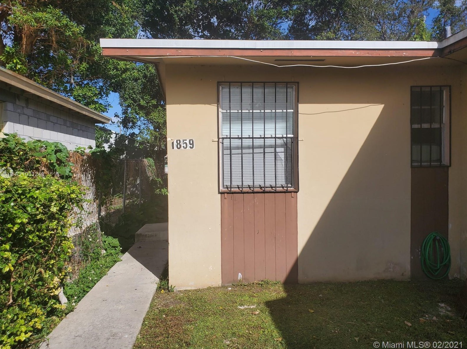 1857 46th St, Miami, FL 33142-4038