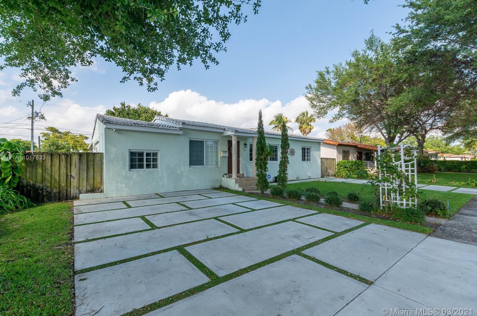 761 Swan Ave, Miami, FL 33166-4327