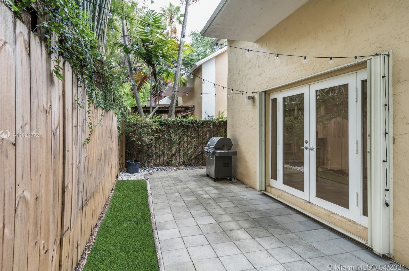 3052 Shipping Ave, Miami FL  33133-4522 exterior