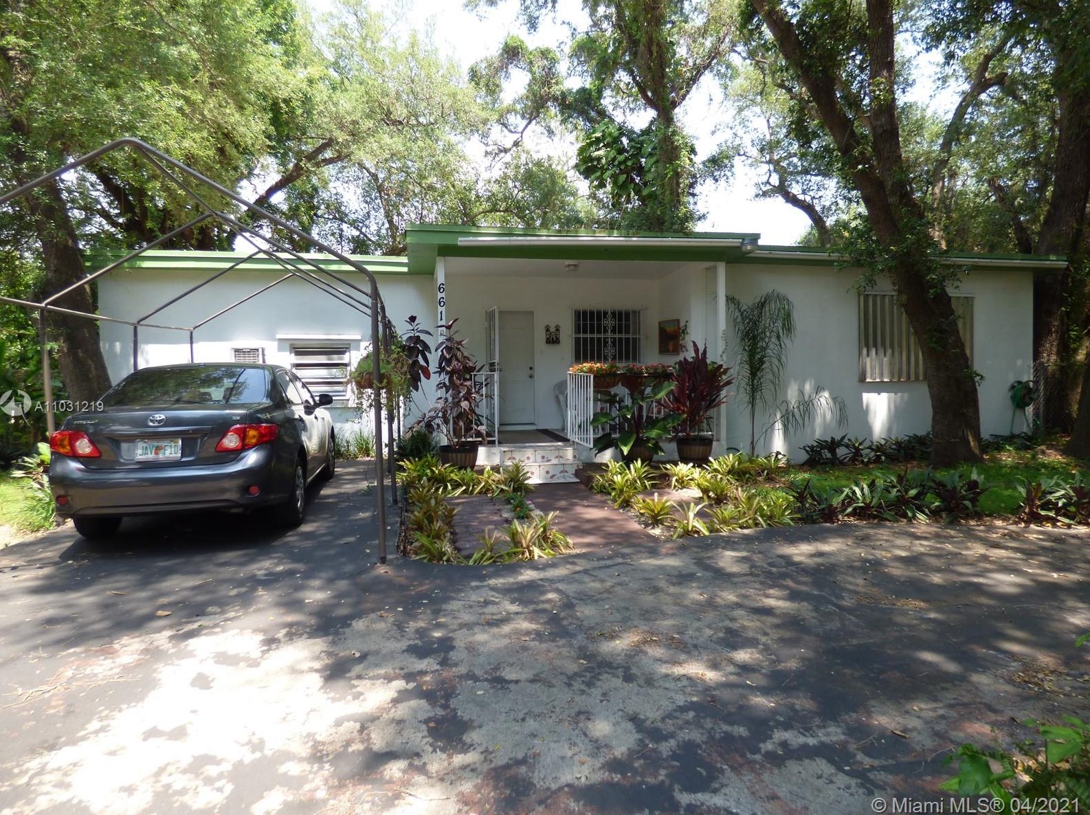 661 164th Ter, Miami, FL 33162-3627