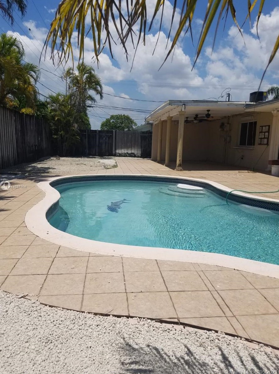 10500 44th Ter, Miami FL  33165-5658 exterior