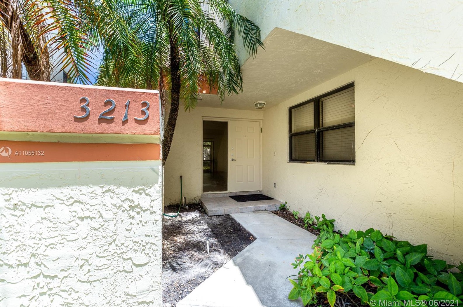 3213 Old Oak Ln #1102, Hollywood, FL