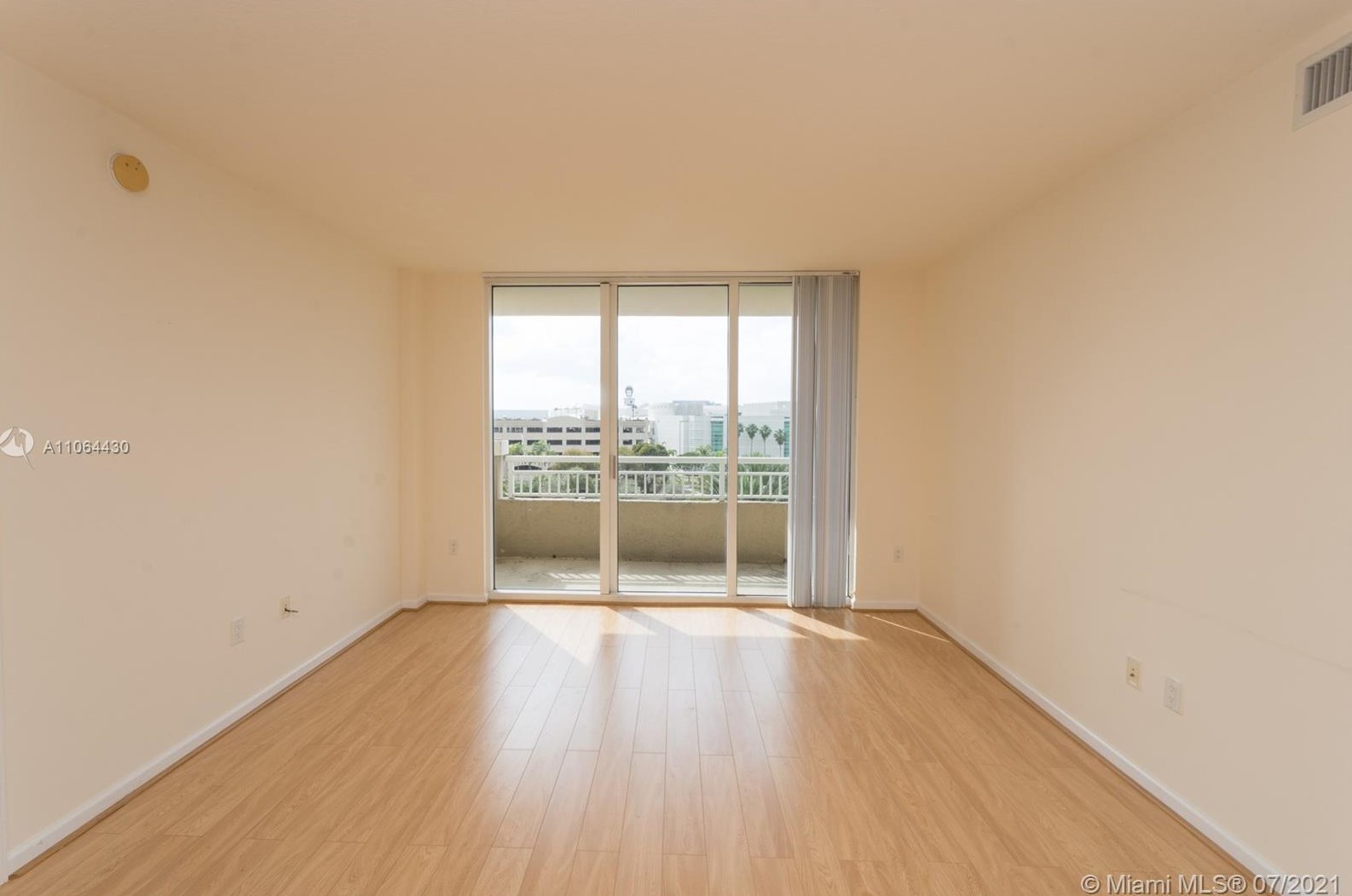 19501 W Country Club Dr #512, Miami, FL 33180