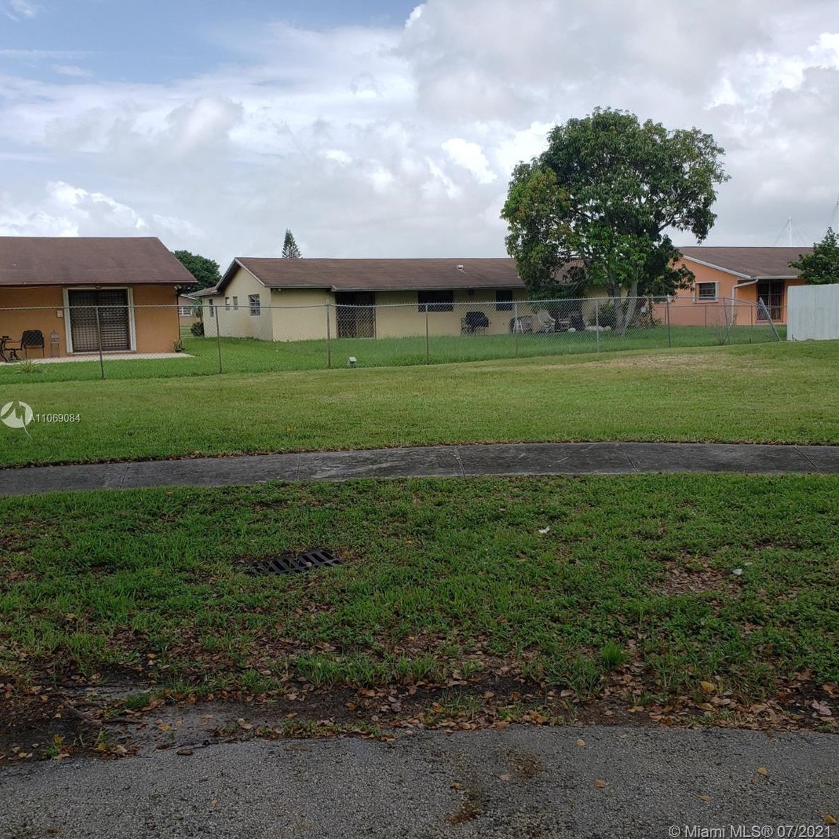 1763 192nd St, Miami, FL 33056-2809
