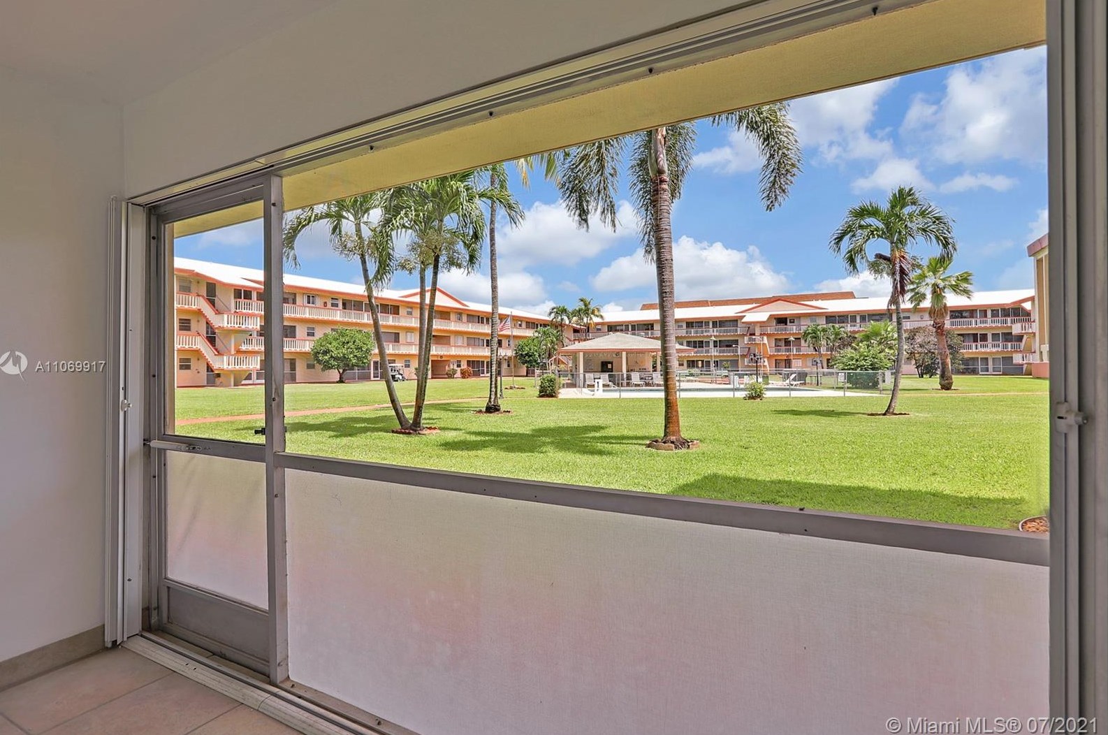 5300 Washington St, Hollywood FL  33021-7750 exterior