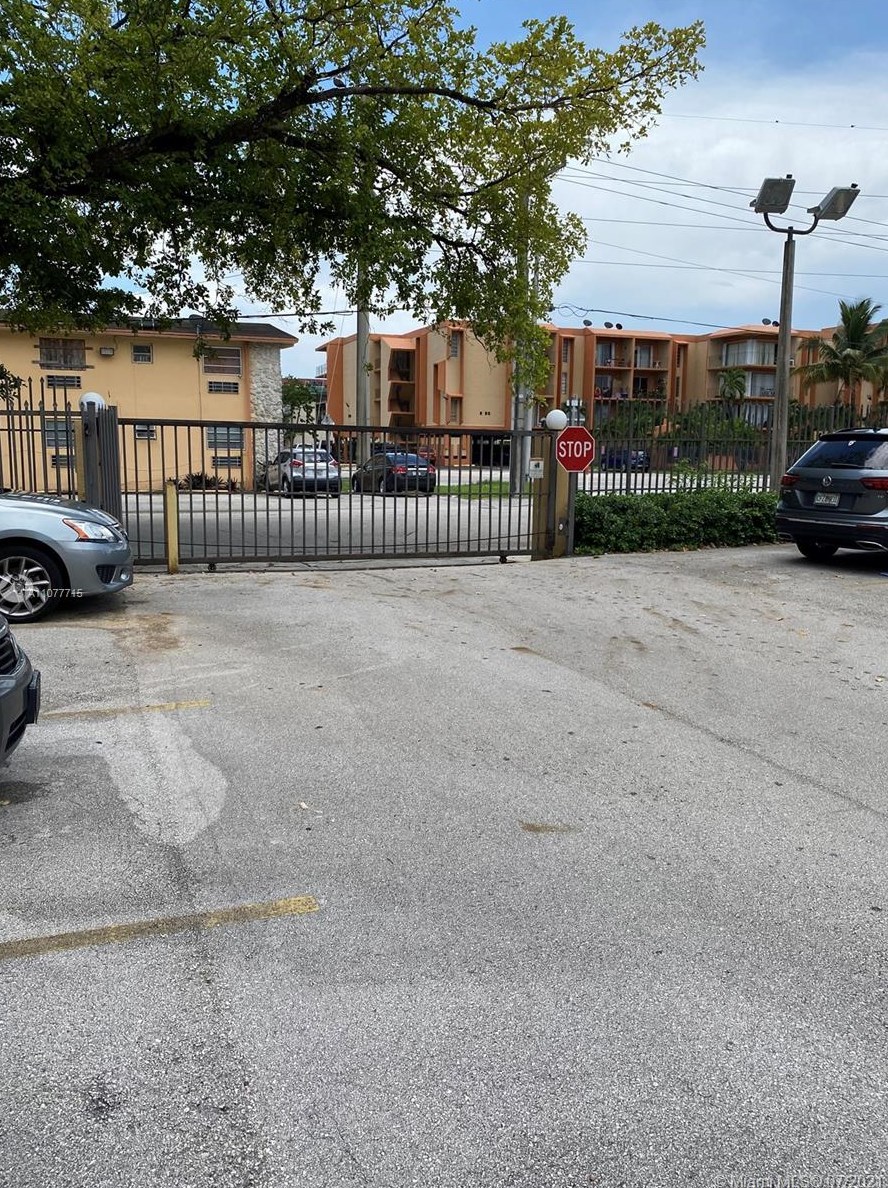 325 W 68th St #204, Hialeah, FL 33014