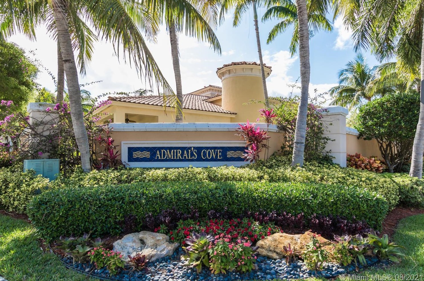 824 Spinnaker Dr, Hollywood FL  33019-5025 exterior