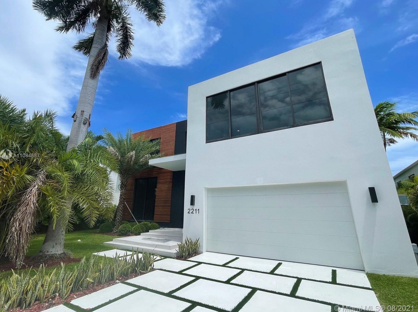 2211 Meridian Ave, Miami, FL 33139-1513