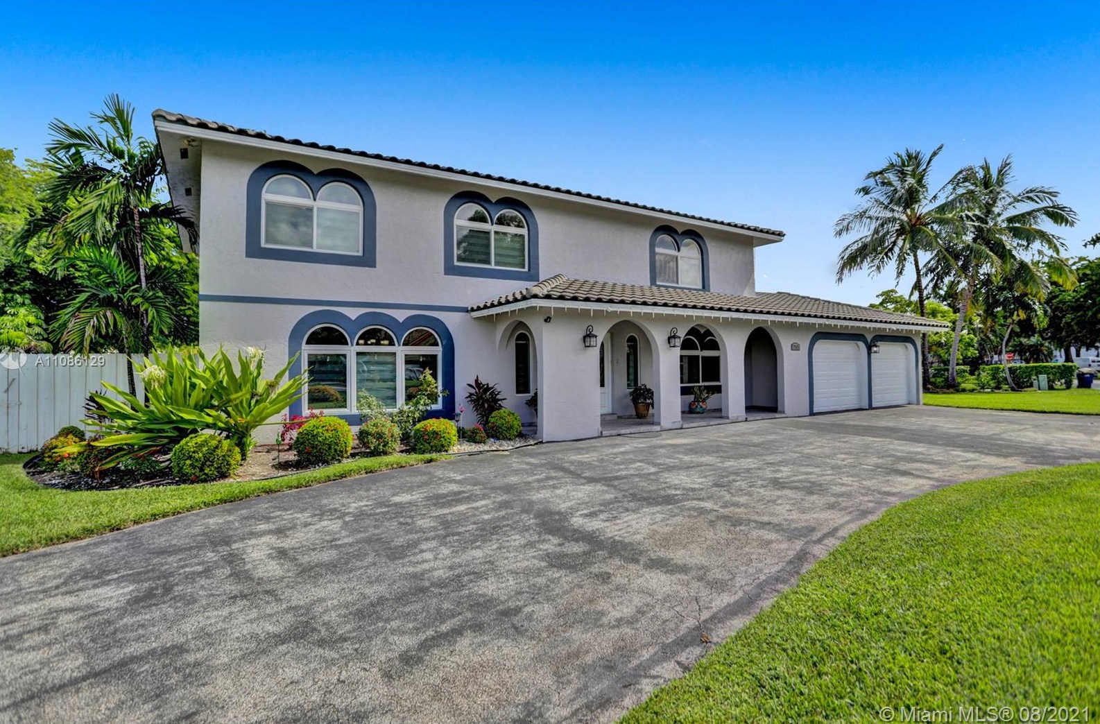 7515 N Oakmont Dr, Hialeah, FL 33015