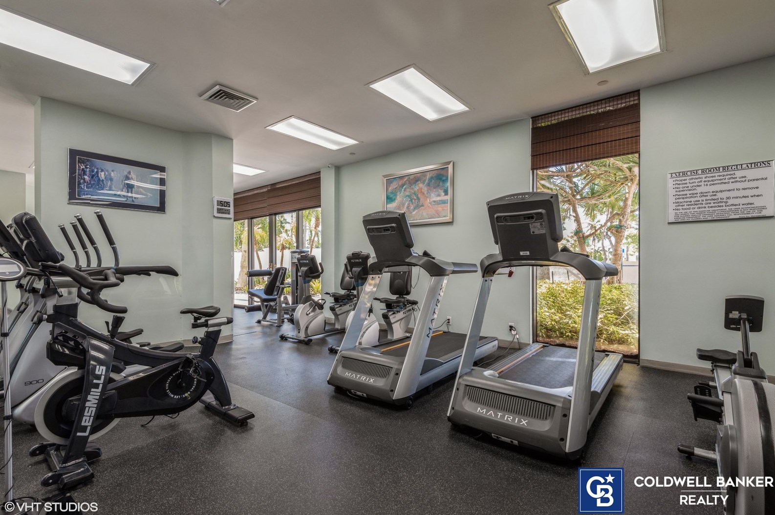 3598 Yacht Club Dr, Miami FL 33180-4013 exterior