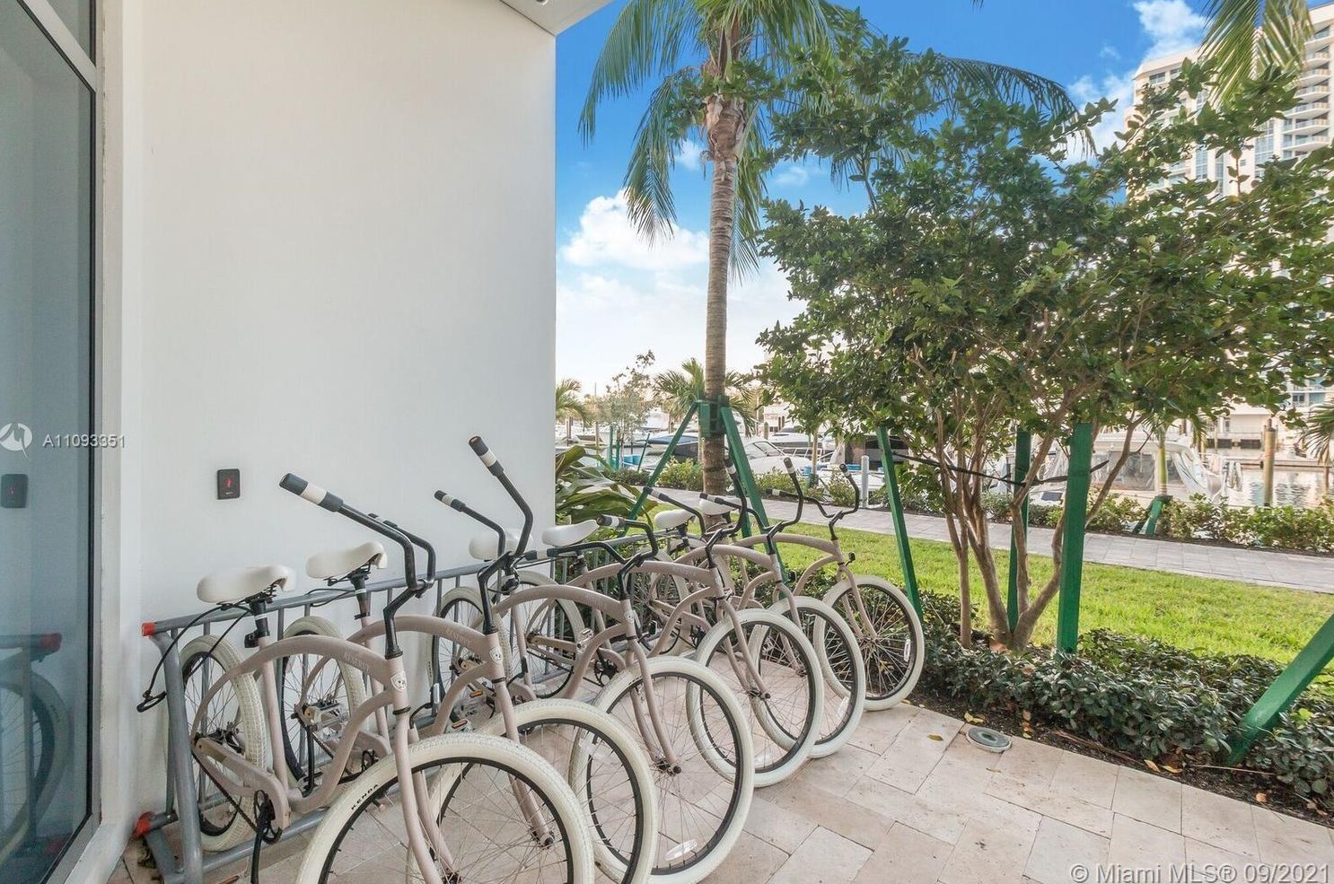 17111 Biscayne Blvd, Miami FL 33160 exterior