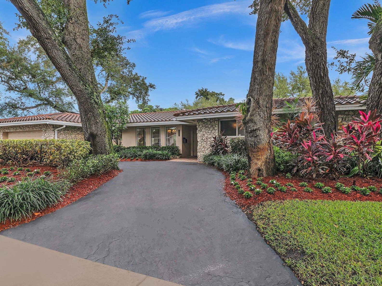 2213 203 Ter, Miami FL  33180-1309 exterior