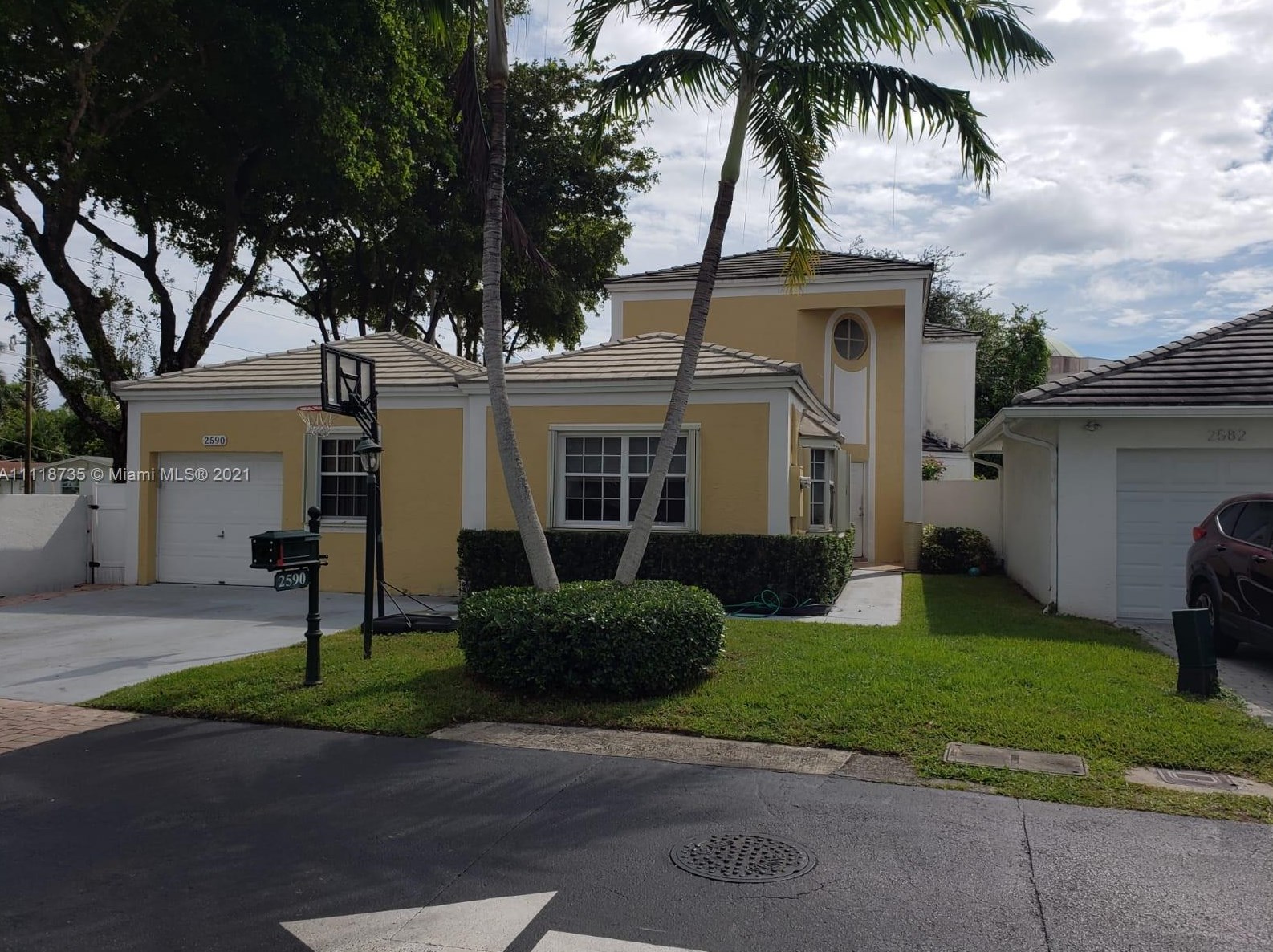 2590 206th Ter, Miami FL  33180-1347 exterior