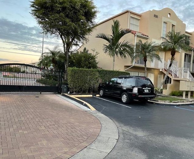 8585 6th Ln, Miami, FL 33126-3836