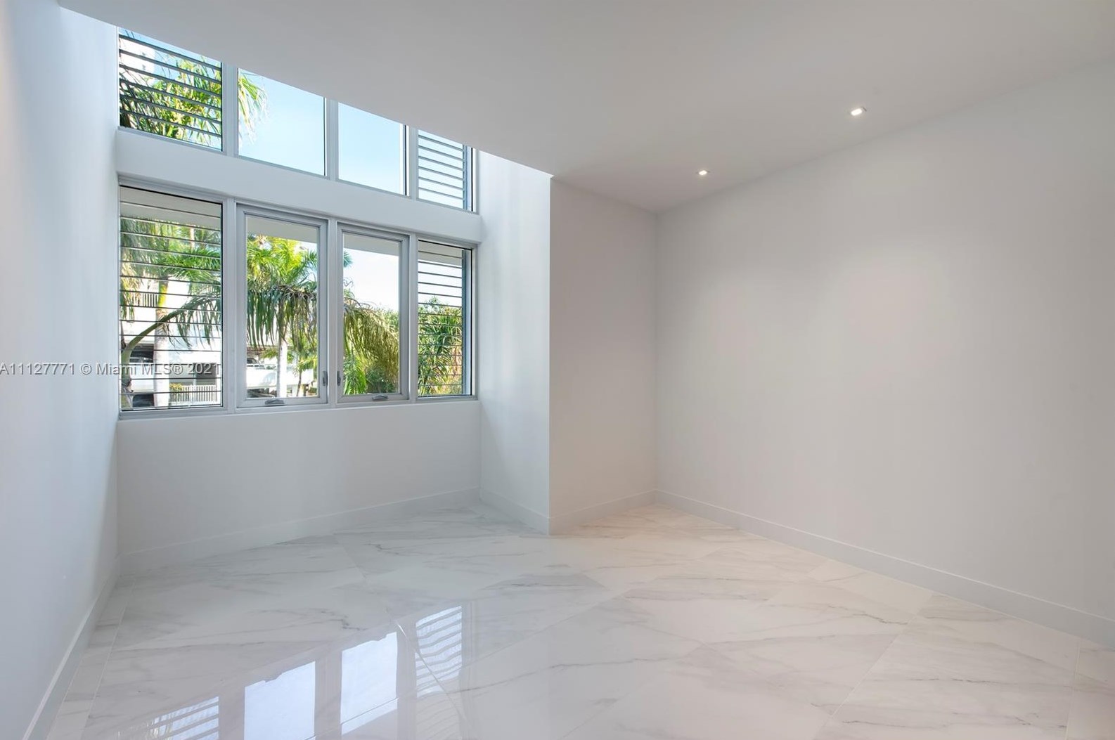 3750 Yacht Club Dr, Miami FL 33180-3568 exterior