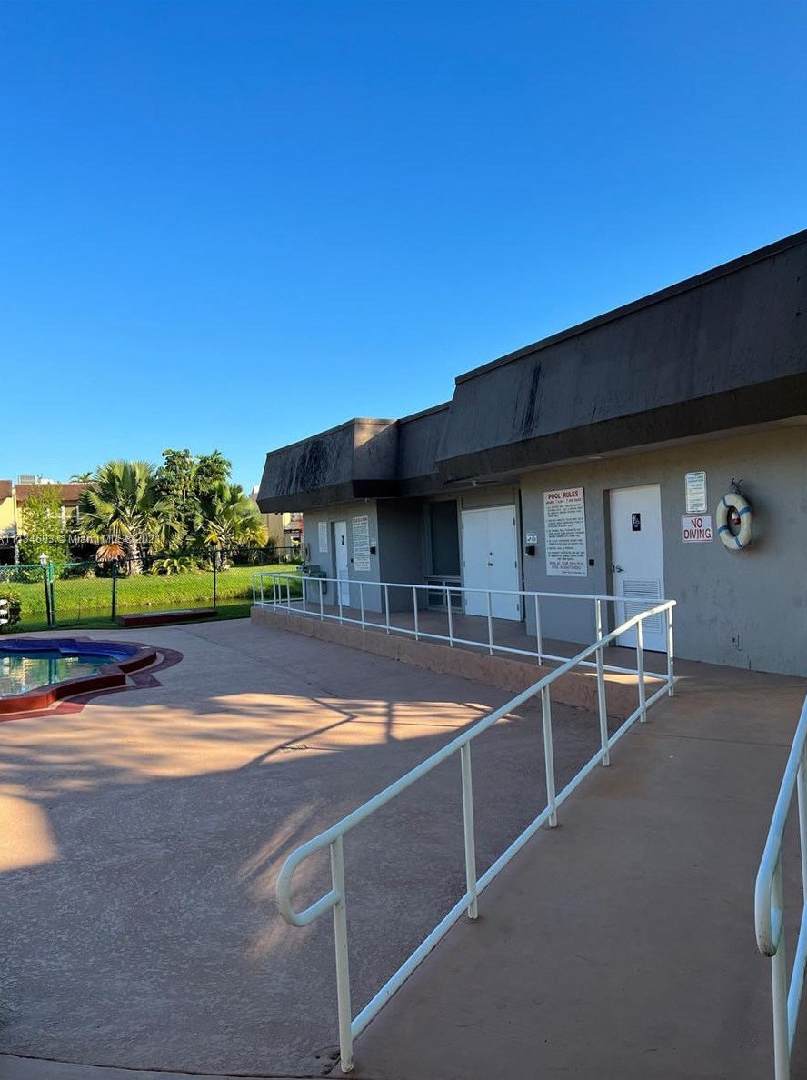 10395 Kendall Dr, Miami FL 33176-1695 exterior