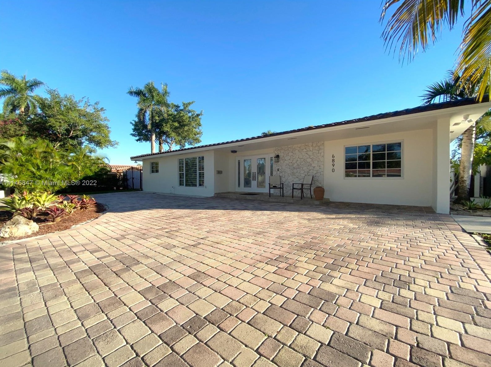 6890 Bamboo St, Hialeah, FL 33014