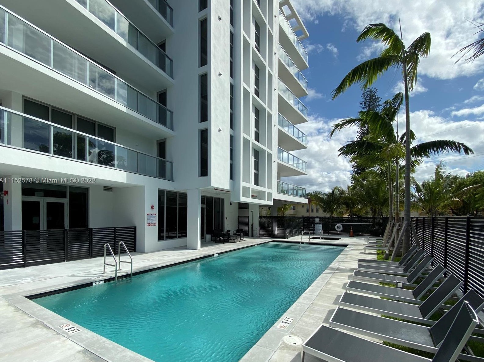 13800 Highland Dr #302, Miami, FL 33181