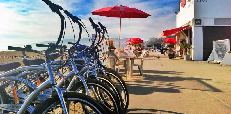 1318 Tyler St, Hollywood FL 33020-5251 exterior