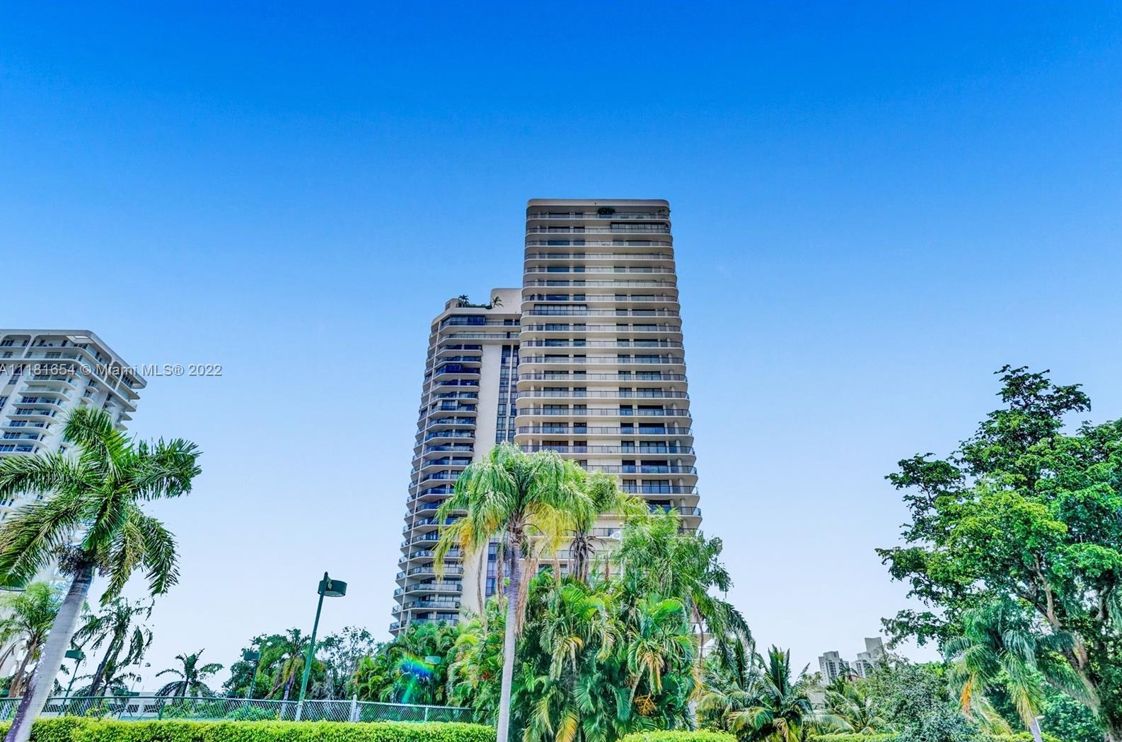 19667 Turnberry Way, Miami FL 33180-2796 exterior