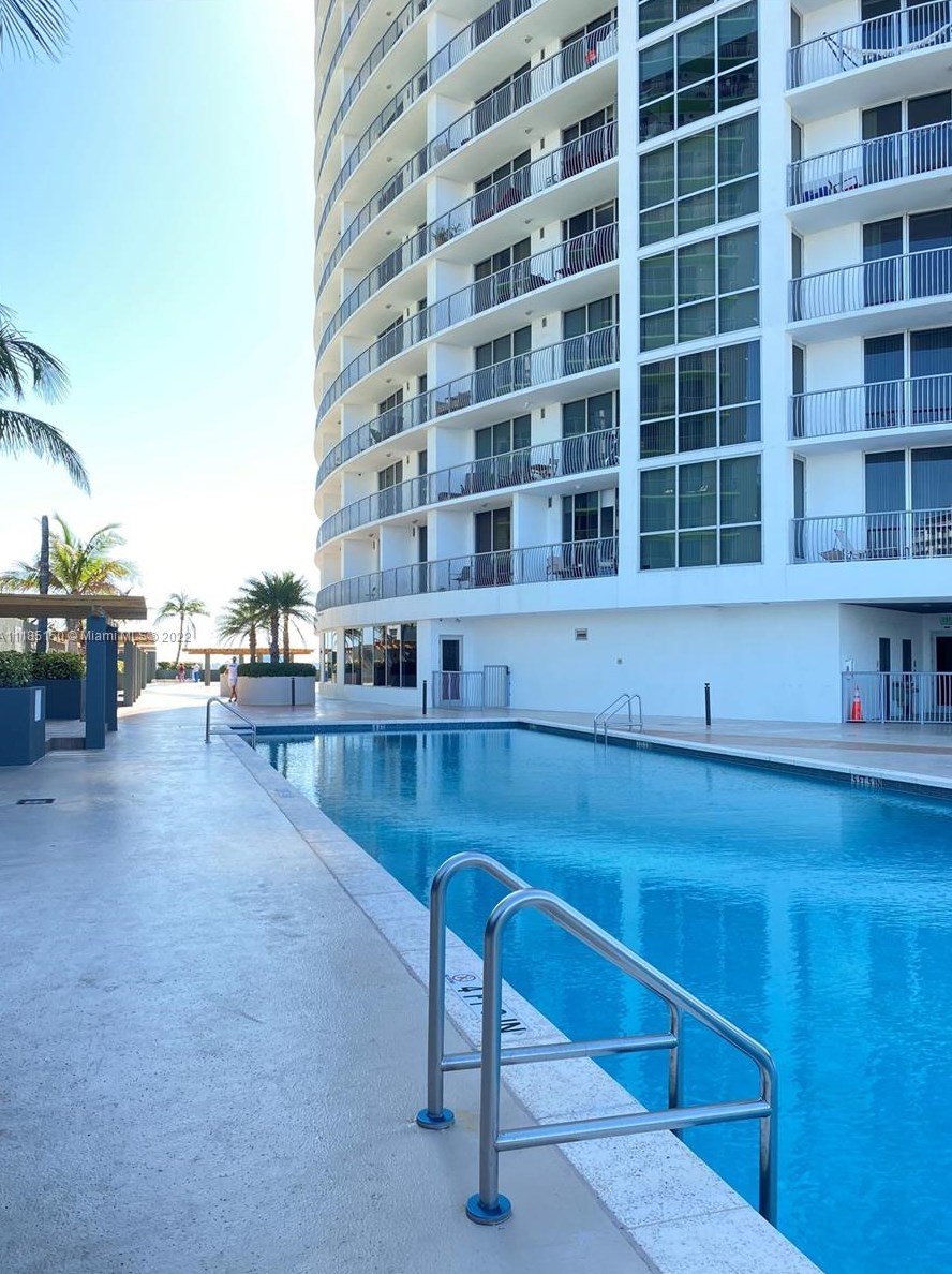 1750 Bayshore Dr, Miami FL 33132-3207 exterior