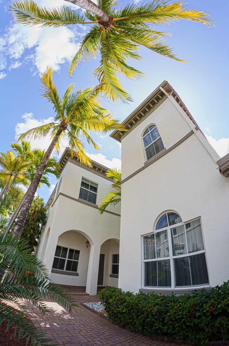 822 Spinnaker Dr, Hollywood, FL 33019-5025