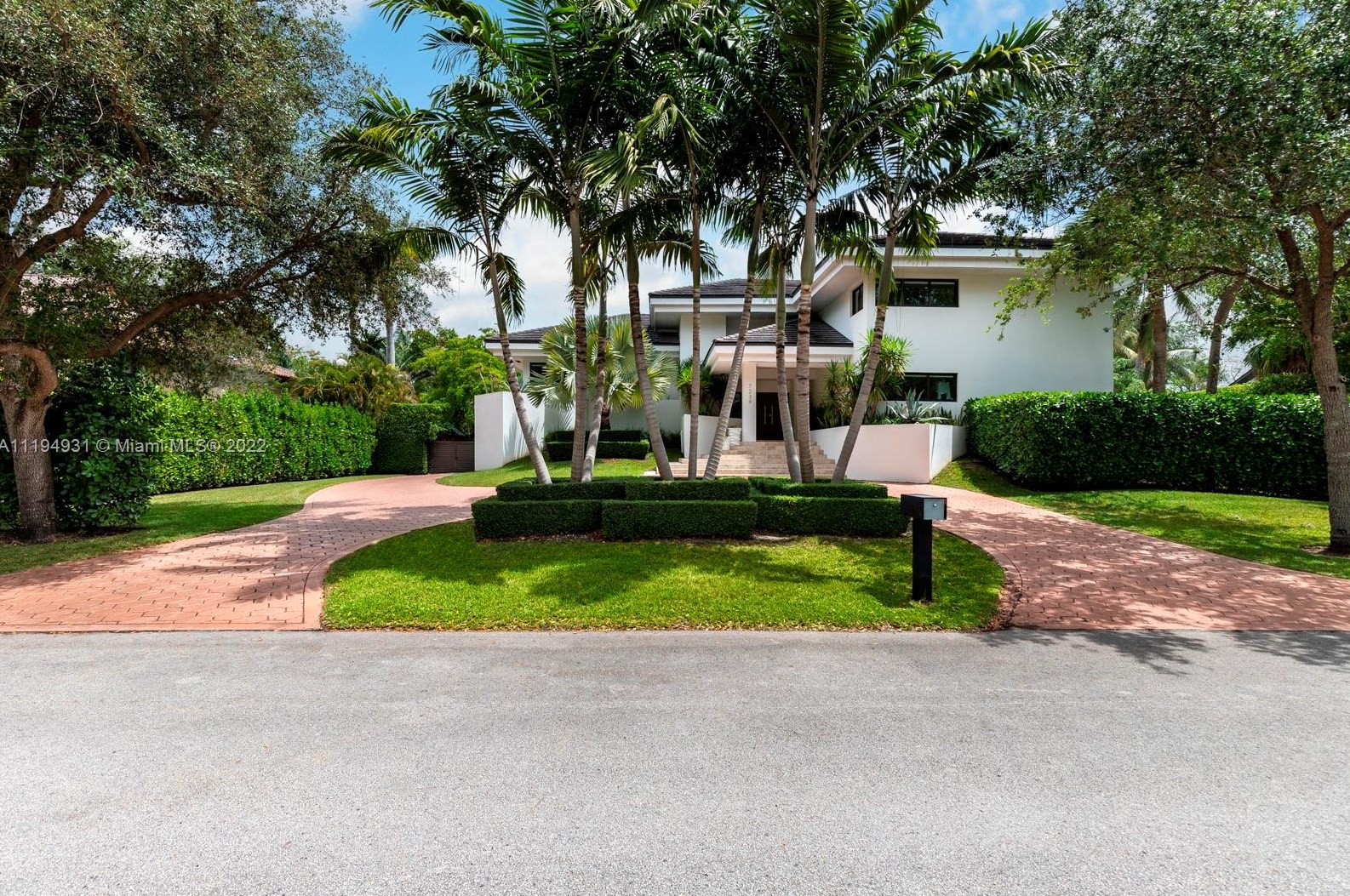 7239 Lago Dr, Miami, FL 33143-6525
