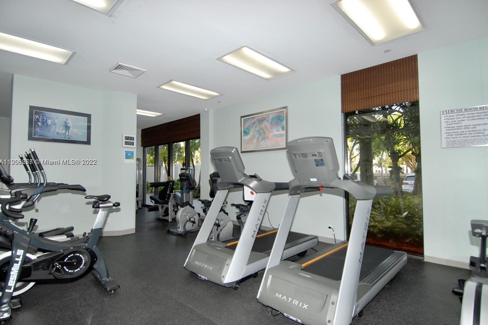 3600 Yacht Club Dr, Miami FL 33180-4115 exterior