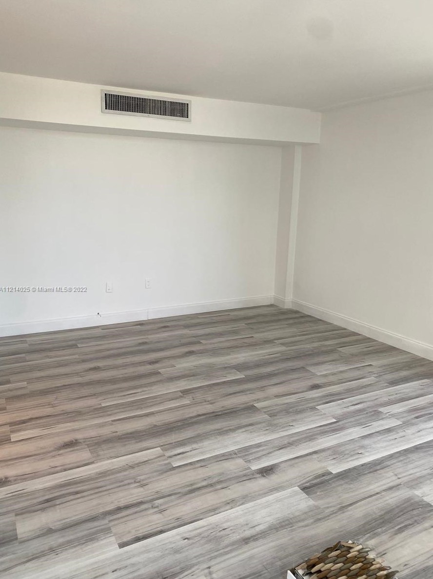 20100 Country Club Dr, Miami FL 33180-1672 exterior