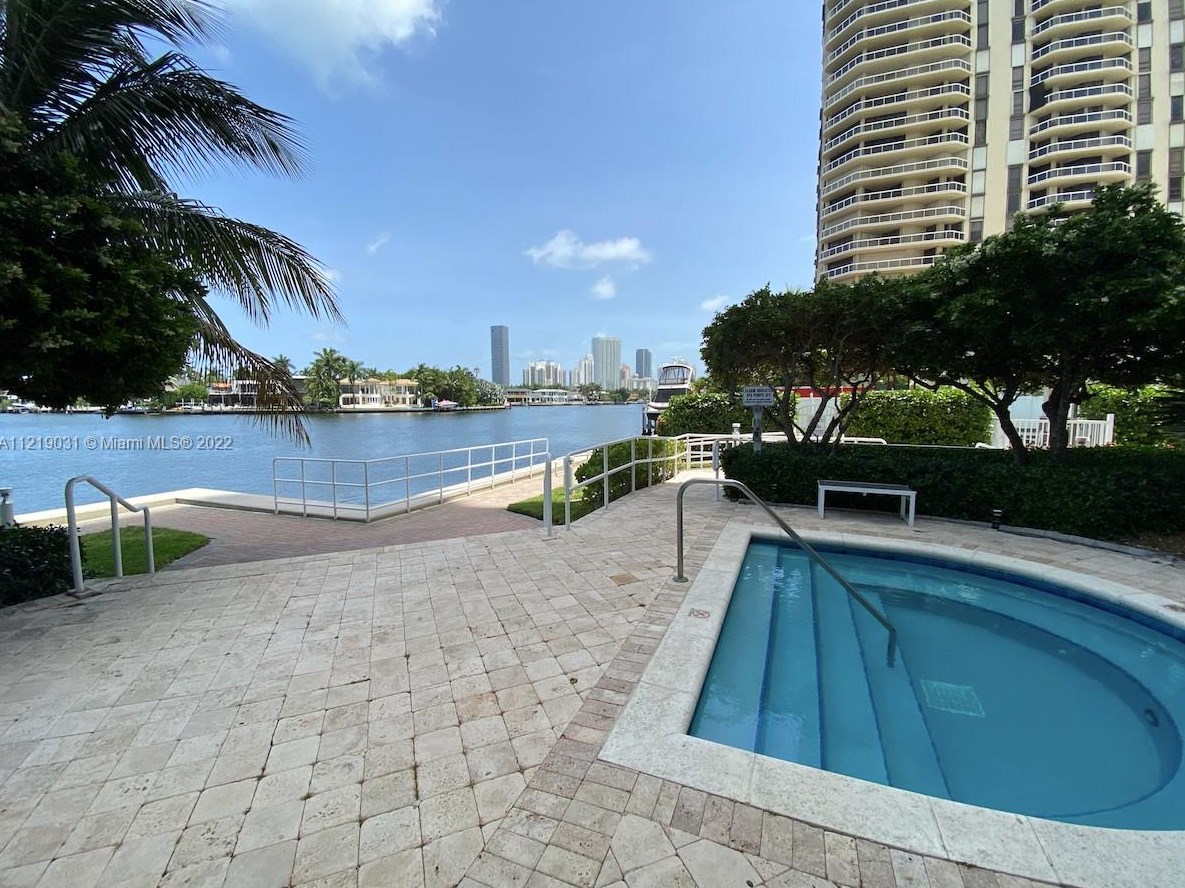 20201 Country Club Dr, Miami FL 33180-3001 exterior