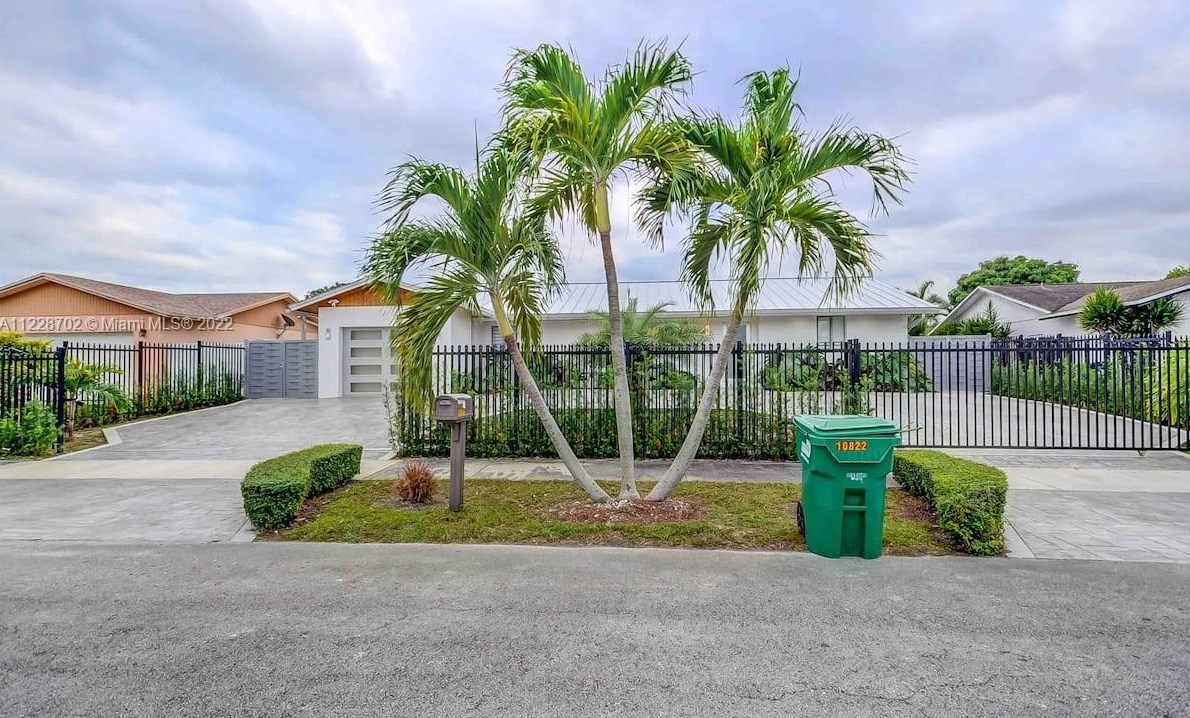 10822 165th Ter, Miami FL  33157-2943 exterior