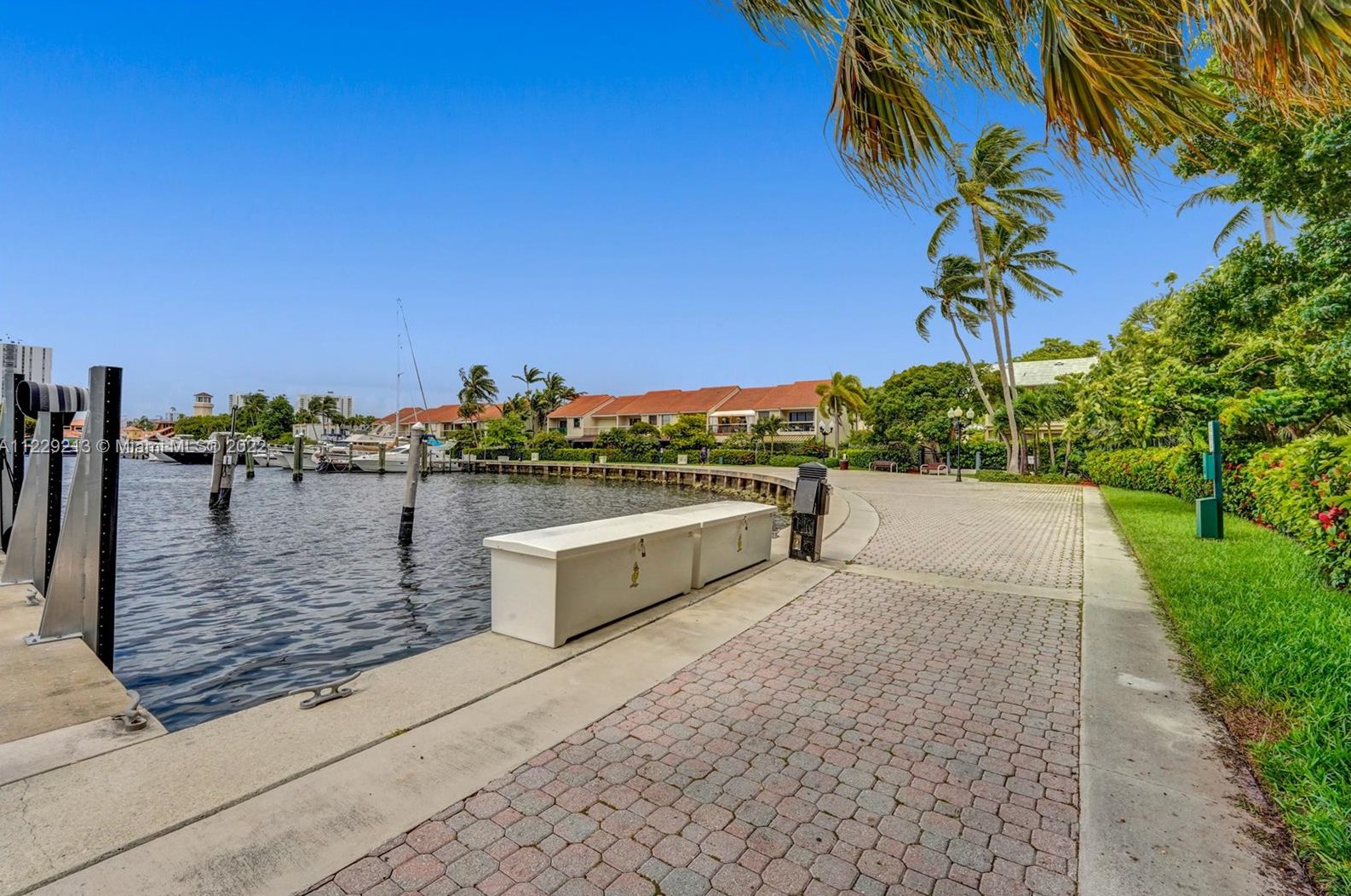 3600 Yacht Club Dr, Miami FL 33180-4115 exterior