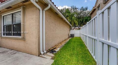 10939 Nashville Dr, Hollywood FL  33026-4905 exterior