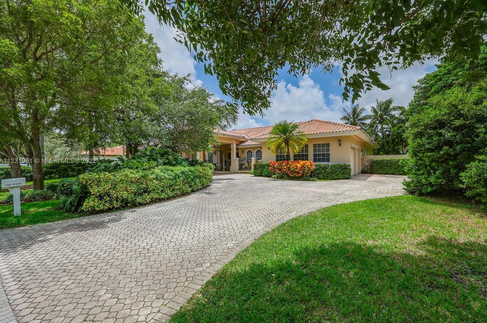10300 90th Ave, Miami, FL 33176-3012