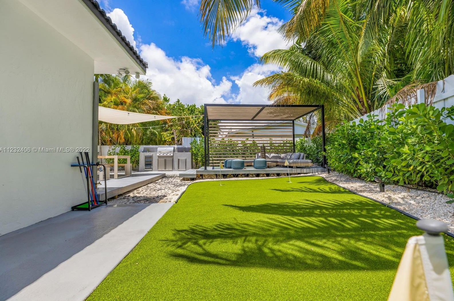 16520 35th Ave, Miami FL  33160-3817 exterior