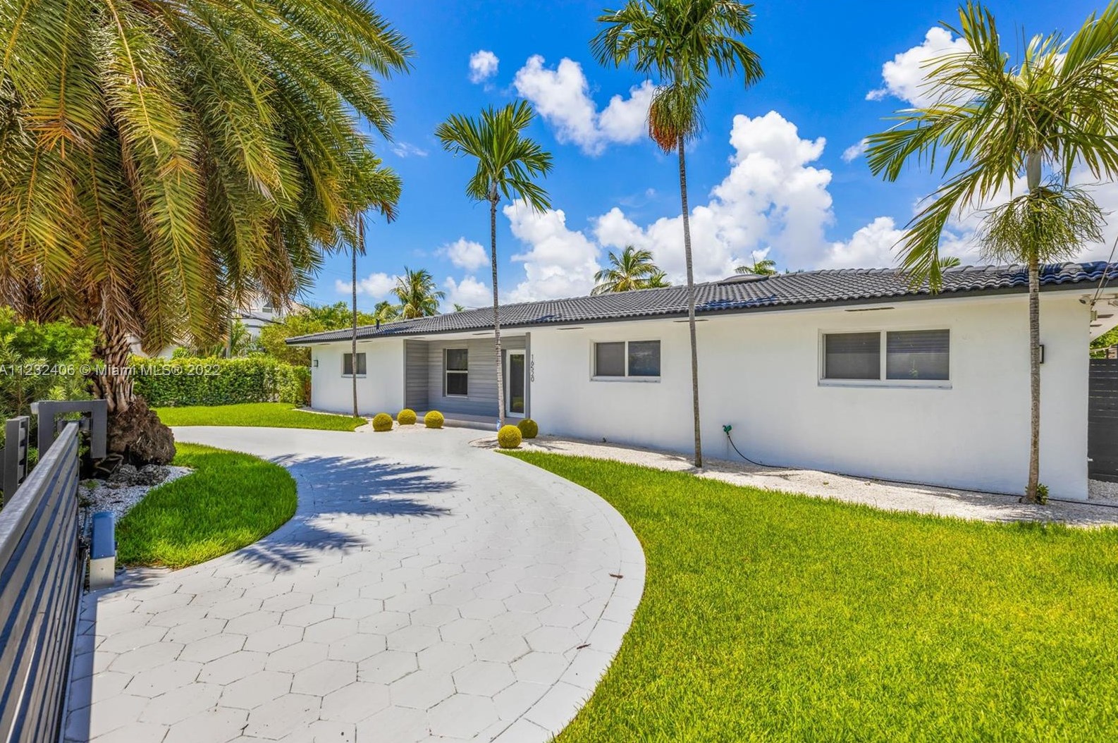 16520 35th Ave, Miami FL  33160-3817 exterior