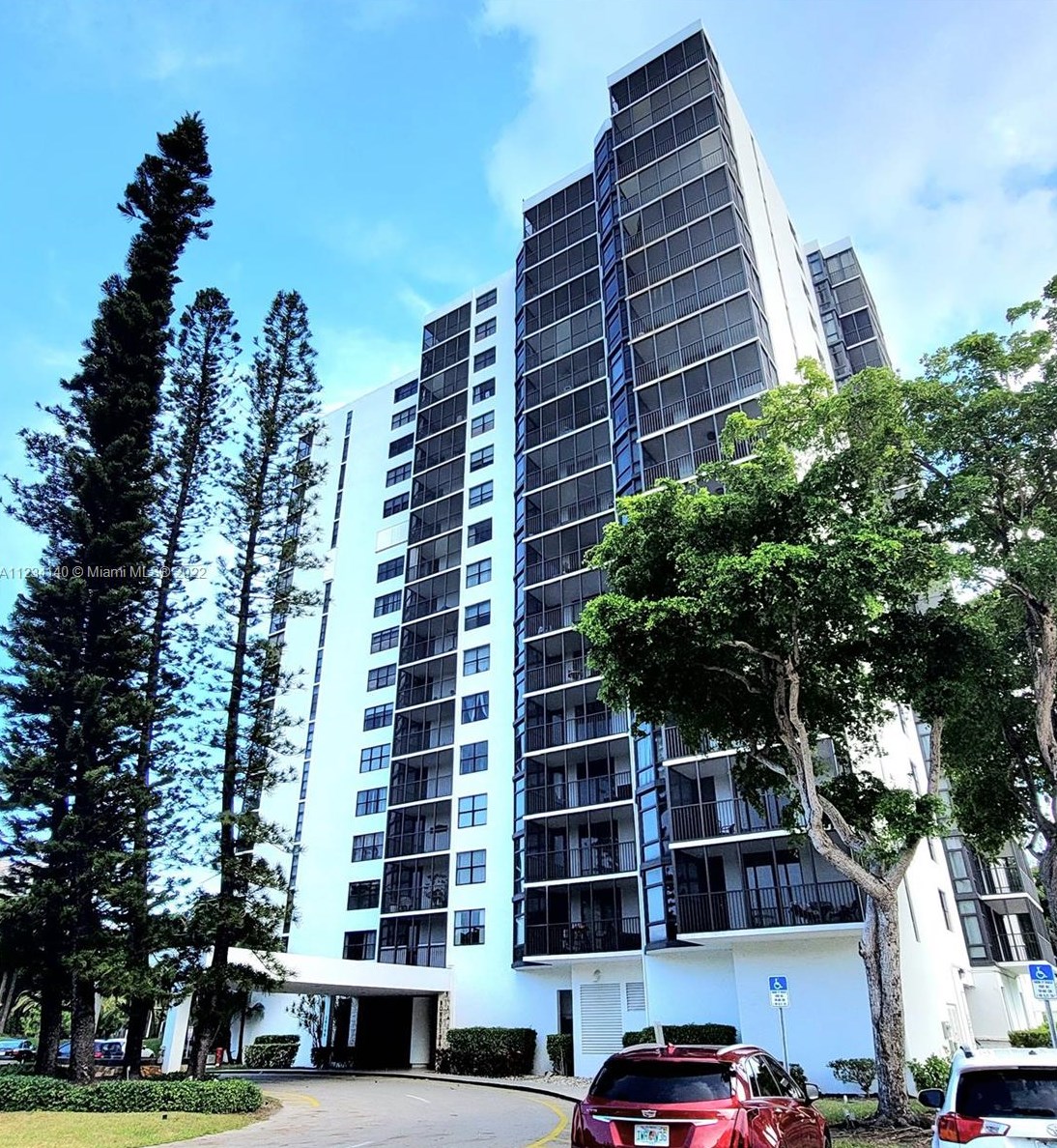 20100 Country Club Dr, Miami FL 33180-1672 exterior