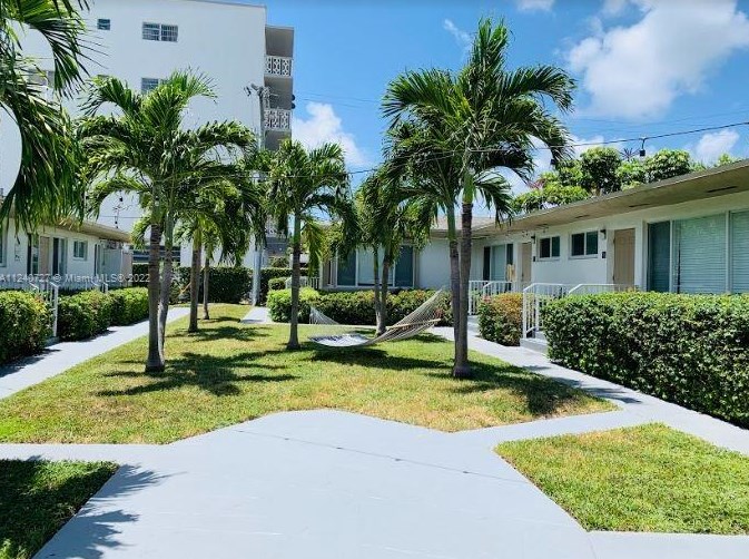 1050 98th St #2w, Miami, FL 33154