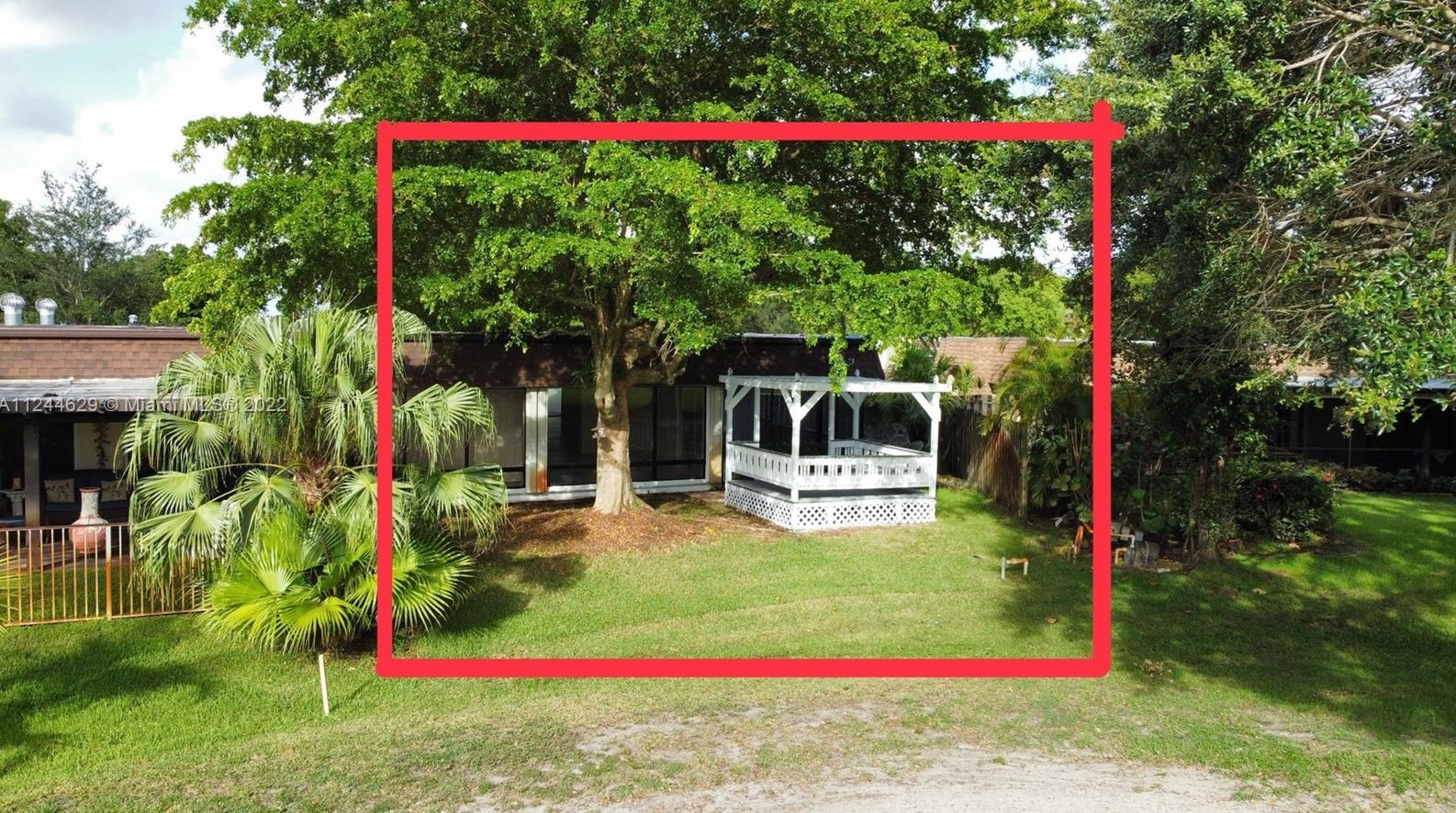 19100 W Lake Dr, Hialeah, FL 33015