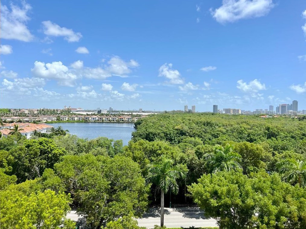 3301 N Country Club Dr #807, Miami, FL 33180