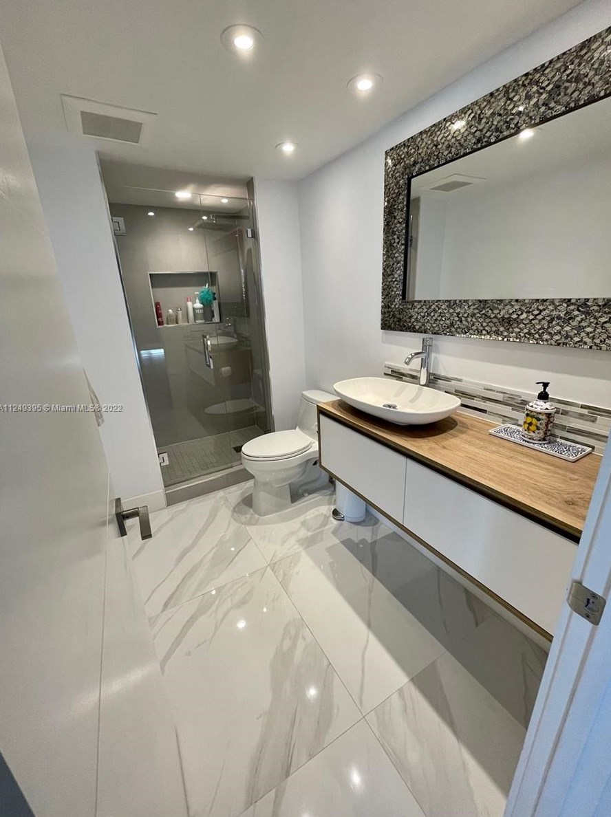 19707 Turnberry Way, Miami FL  33180-2797 exterior