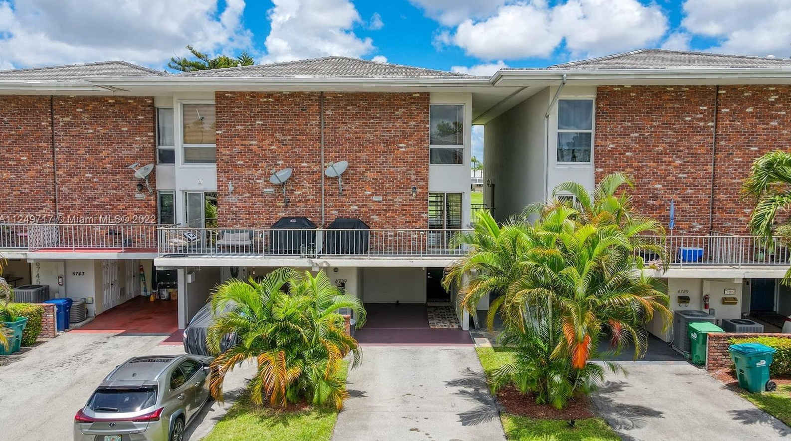 6739 Brookline Dr, Hialeah, FL 33015