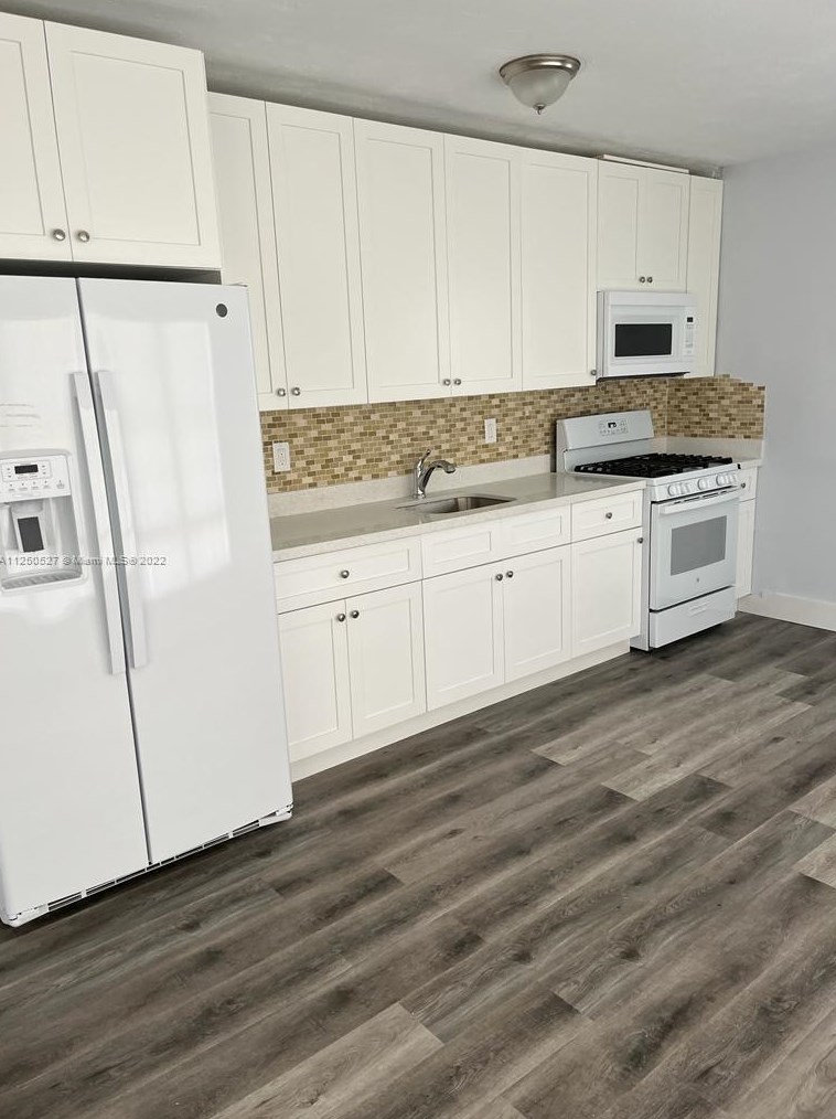8010 Tatum Waterway Dr #4, Miami, FL 33141