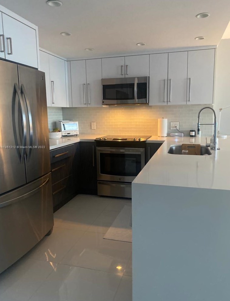 100 Bayview Dr #520, Miami, FL 33160