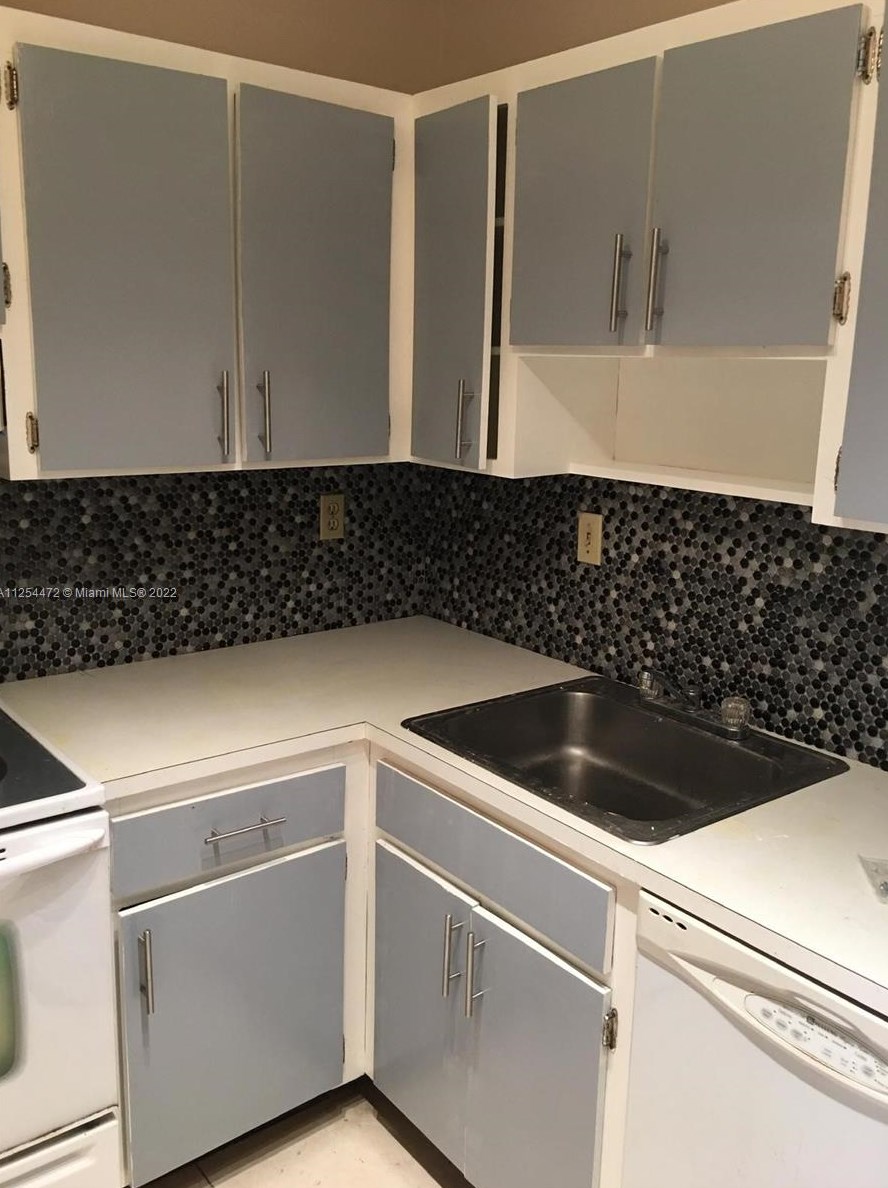3582 Ne 171st St #203, Miami, FL 33160