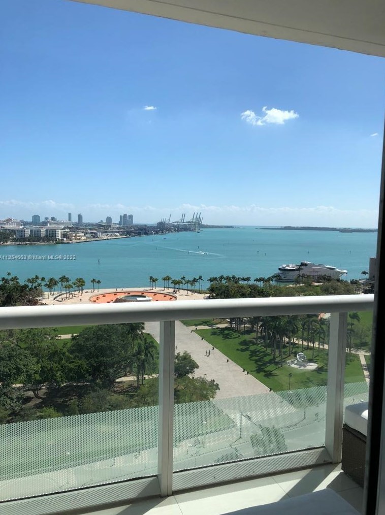 50 Biscayne Blvd, Miami FL 33132-2905 exterior
