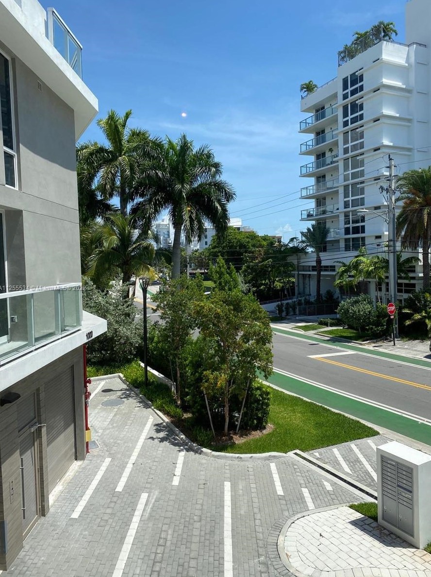 1000 99th St #9, Miami, FL 33154