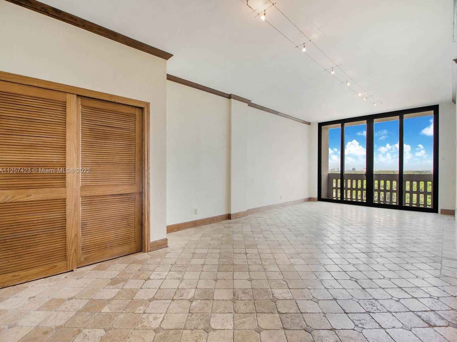 90 Edgewater Dr #5, Miami, FL 33133