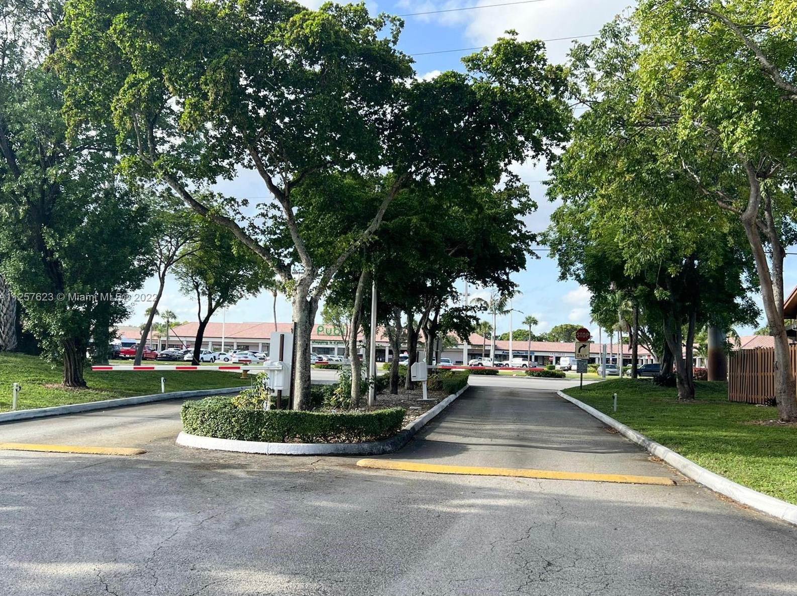 6735 Nw 188th Ter, Hialeah, FL 33015