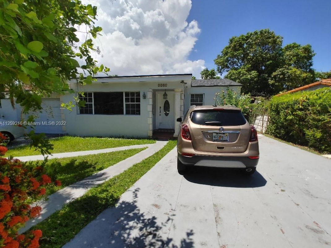 5281 7th St, Miami, FL 33126-3326